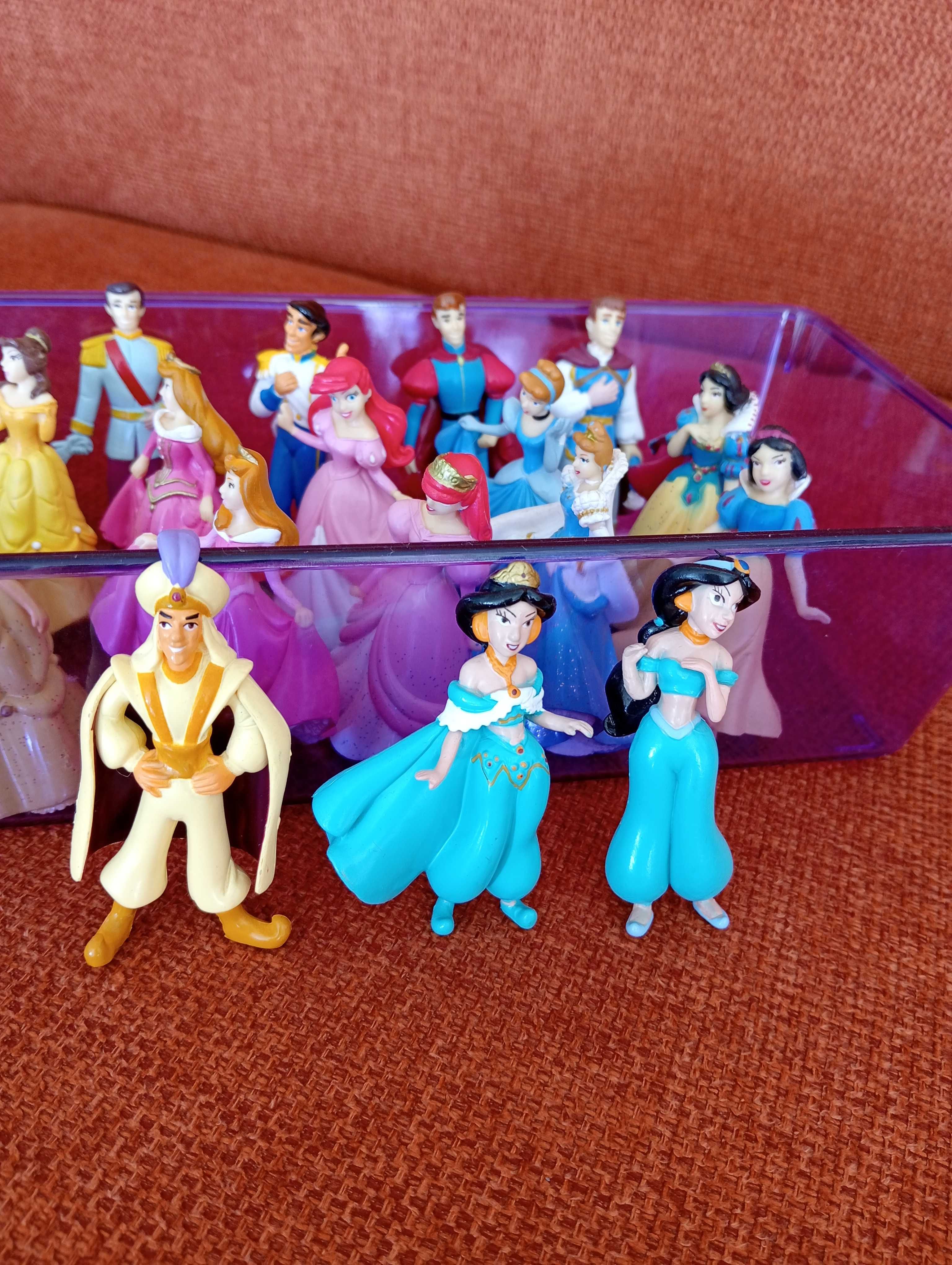 Princesas e Príncipes, 21 bonecos de plástico com 7cm de altura