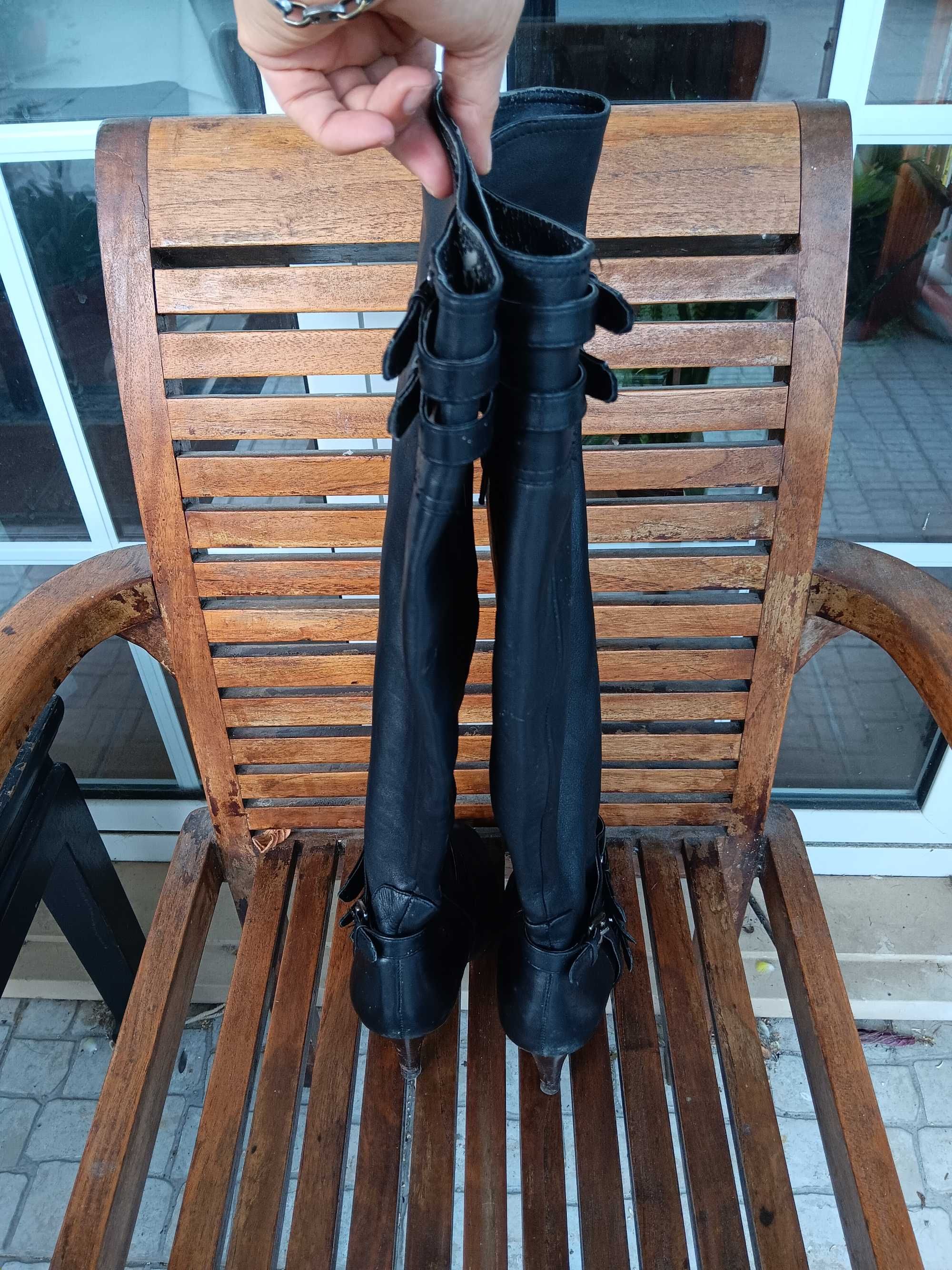 Botas de salto e cano alto em pele da Aldo