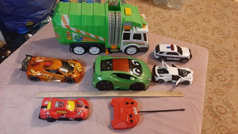 Машинки на батарейках разные и другие машинки.машинки-конструкторы.