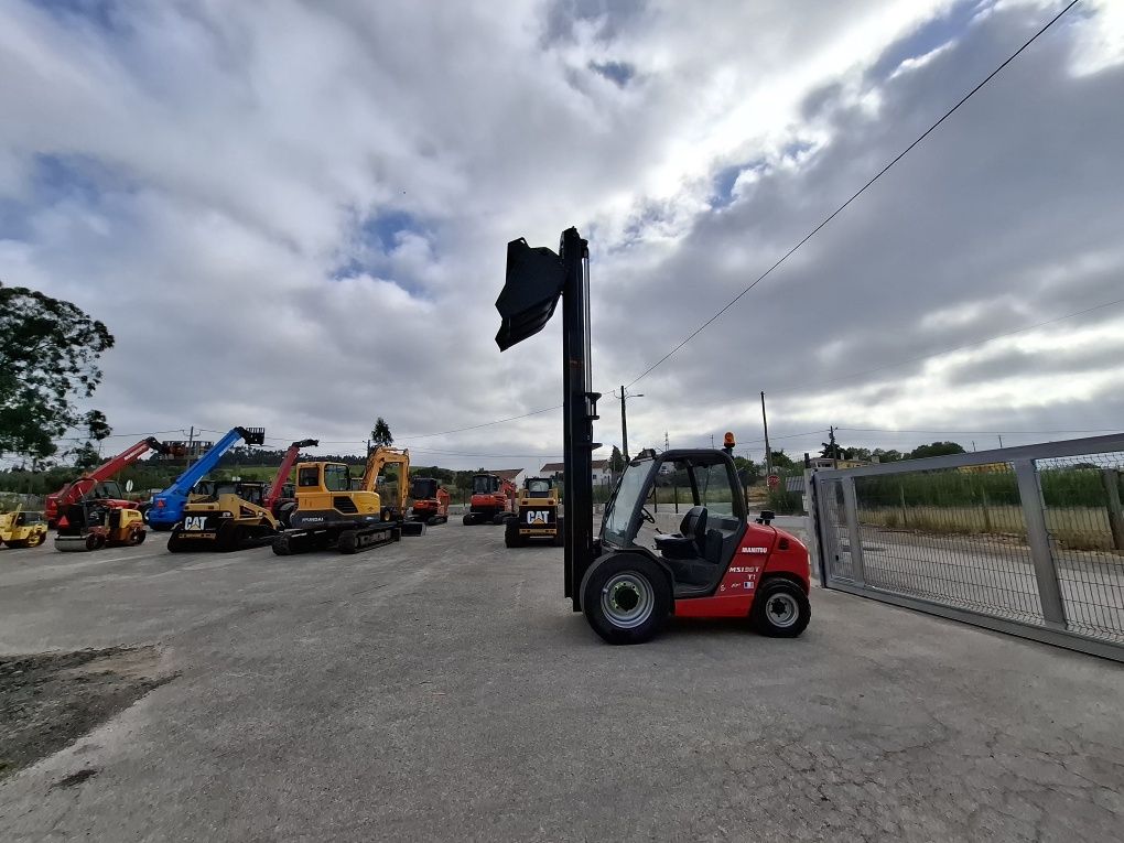 Manitou MSI 30 c/ balde e garfos