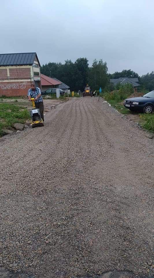 Droga podbudowa utwardzenie koparka budowa kruszywo