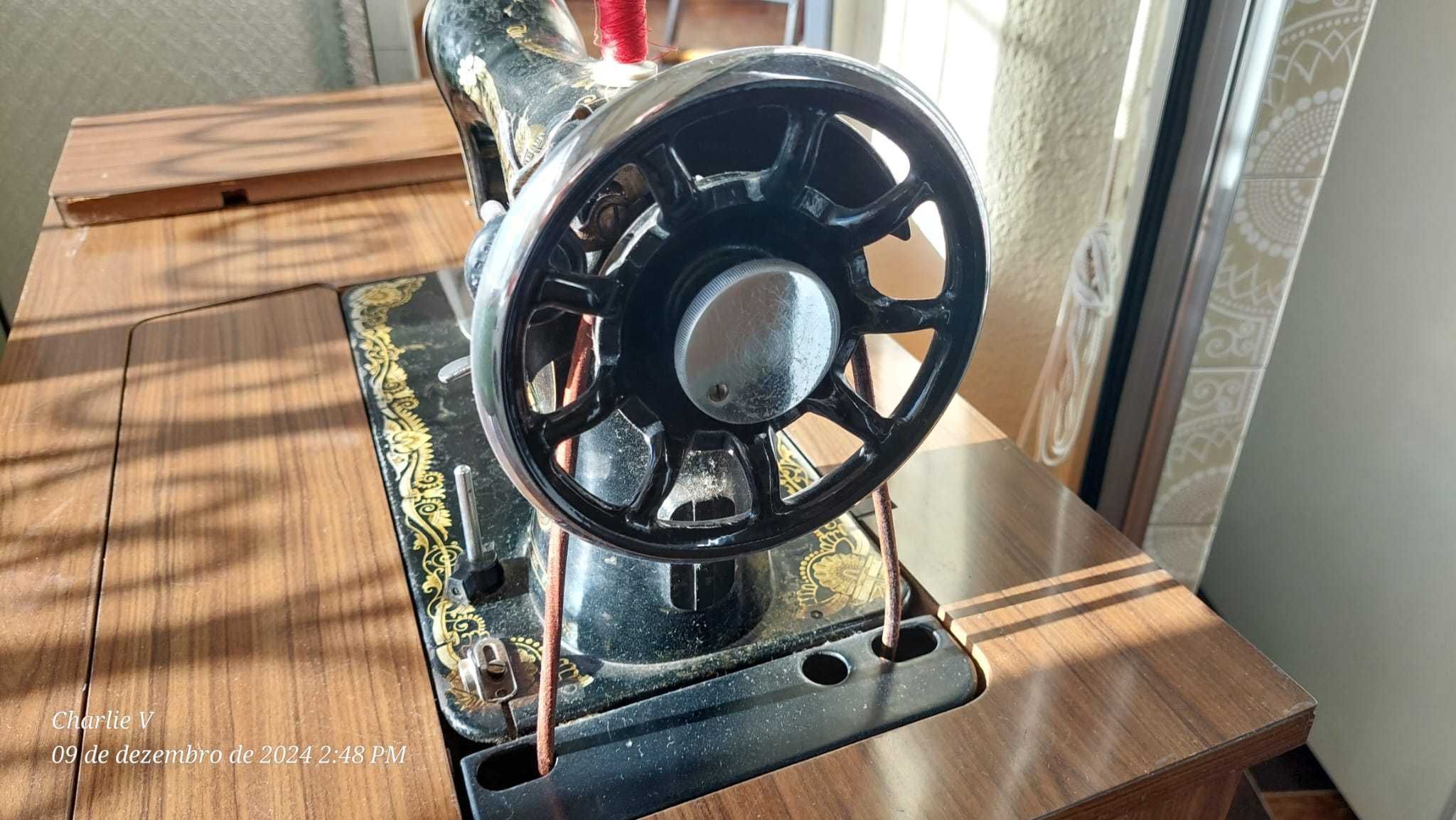 Máquina de Costura Singer 15K com móvel