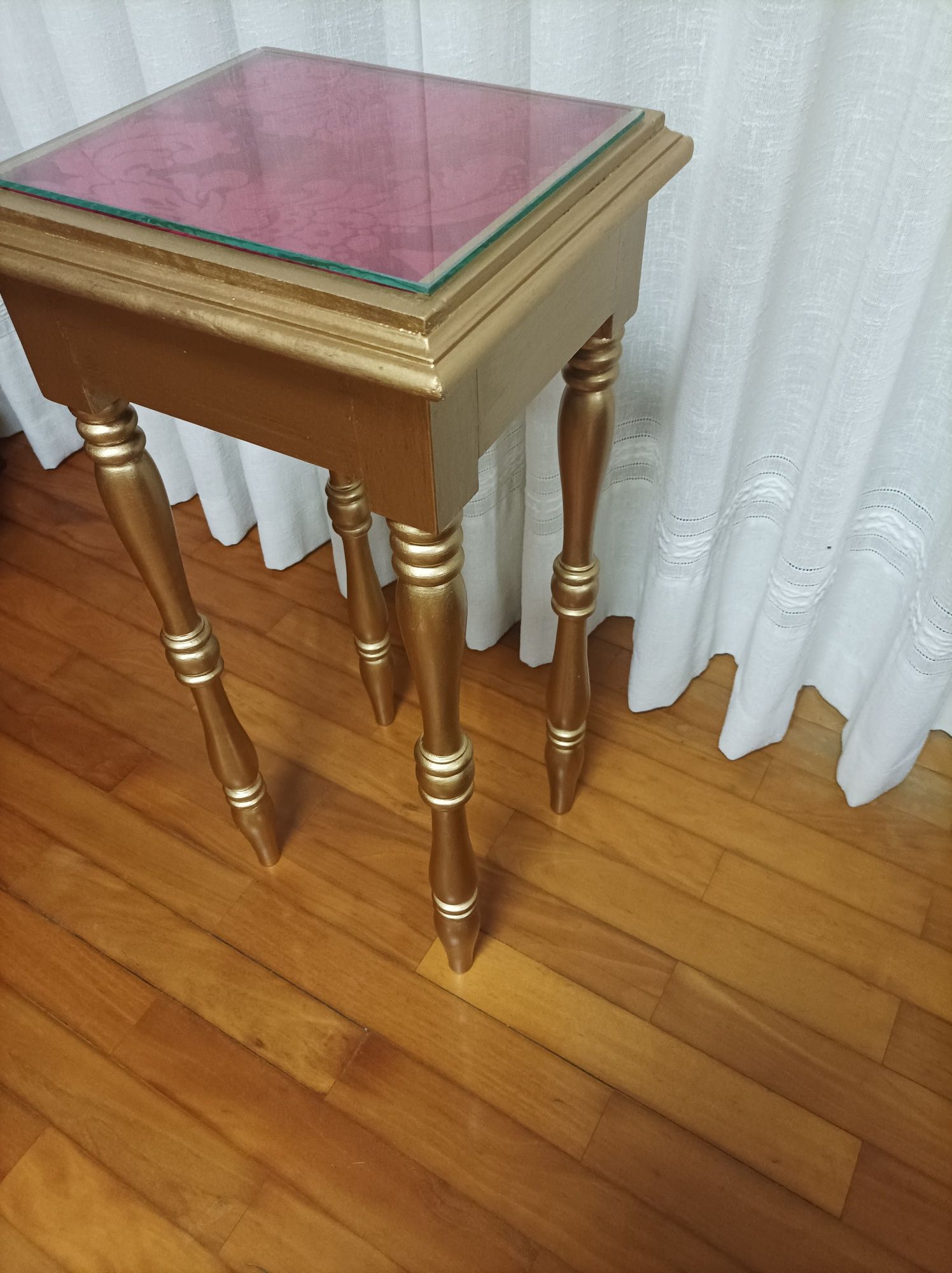 Mesa muito antiga de apoio restaurada estilo vitoriano .