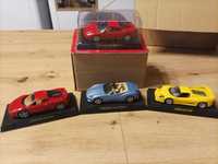 Cztery modele Ferrari na podstawkach skala 1 :43
