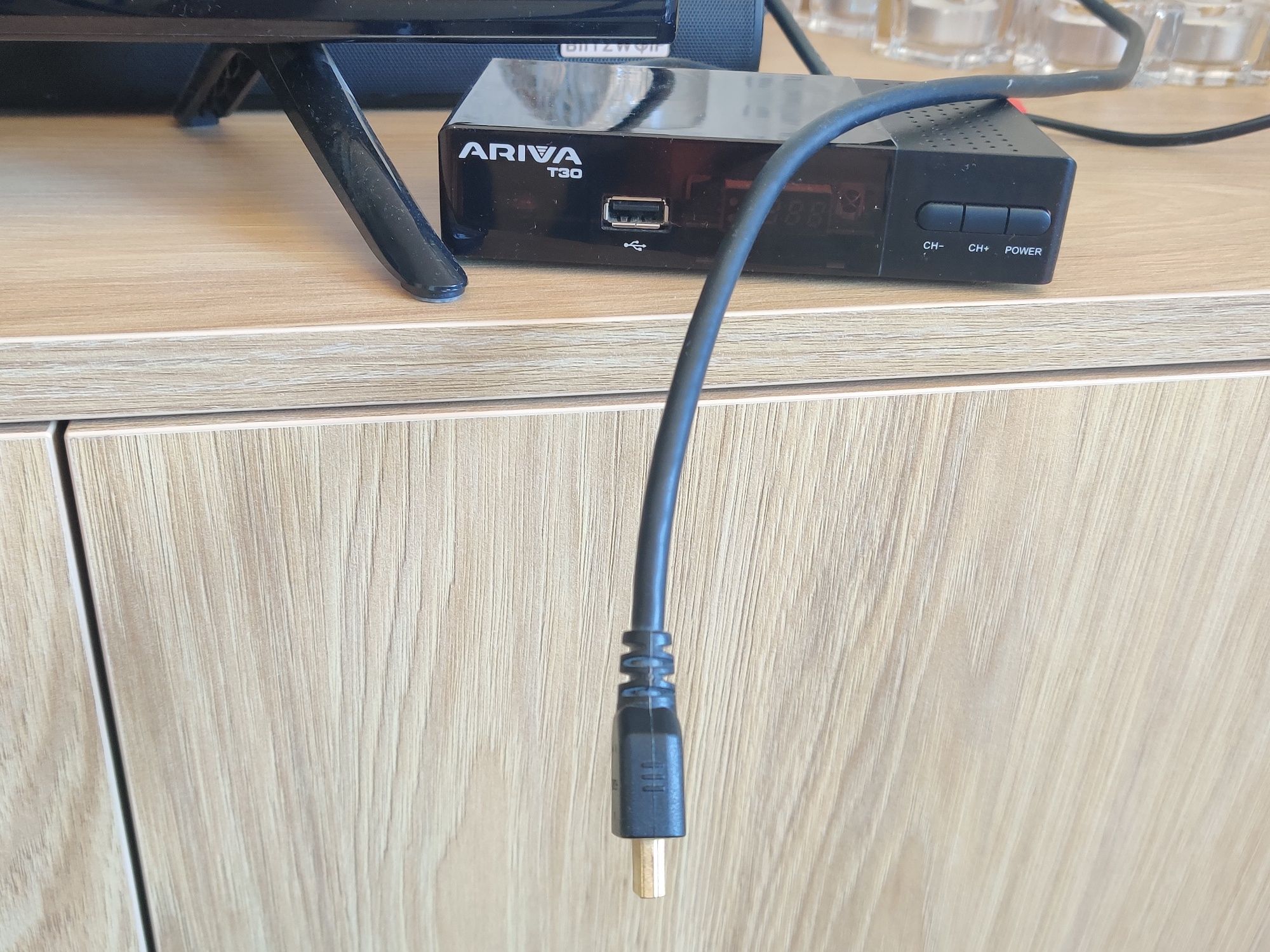 Telewizor Xiaomi 32 cale z dekoderem Ariva T30 i kablem HDMI