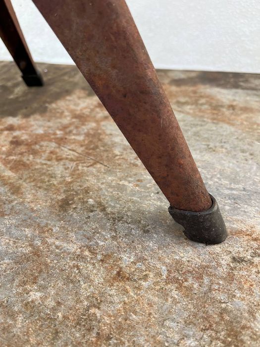 Тренога от стула винтового.