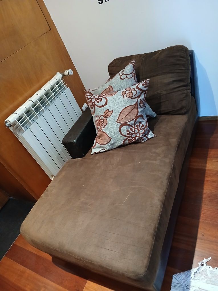 Sofa pequeno em pele castanho