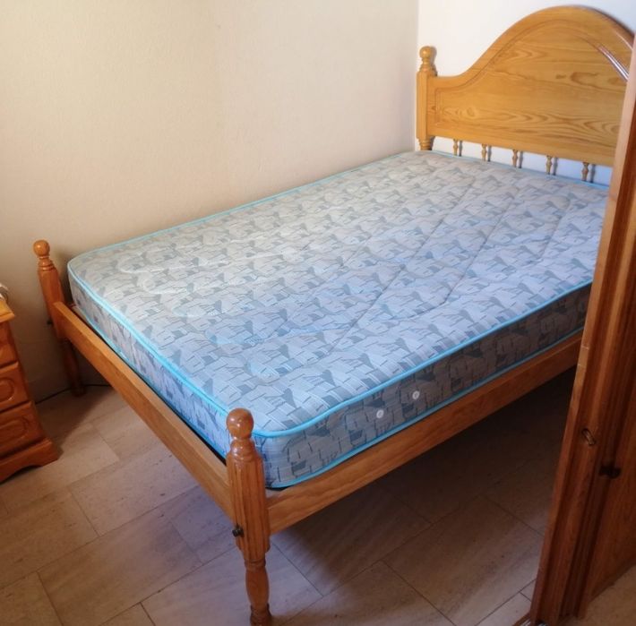 Cama casal (estrutura, cabeceira, estrado, colchão) - madeira pinho
