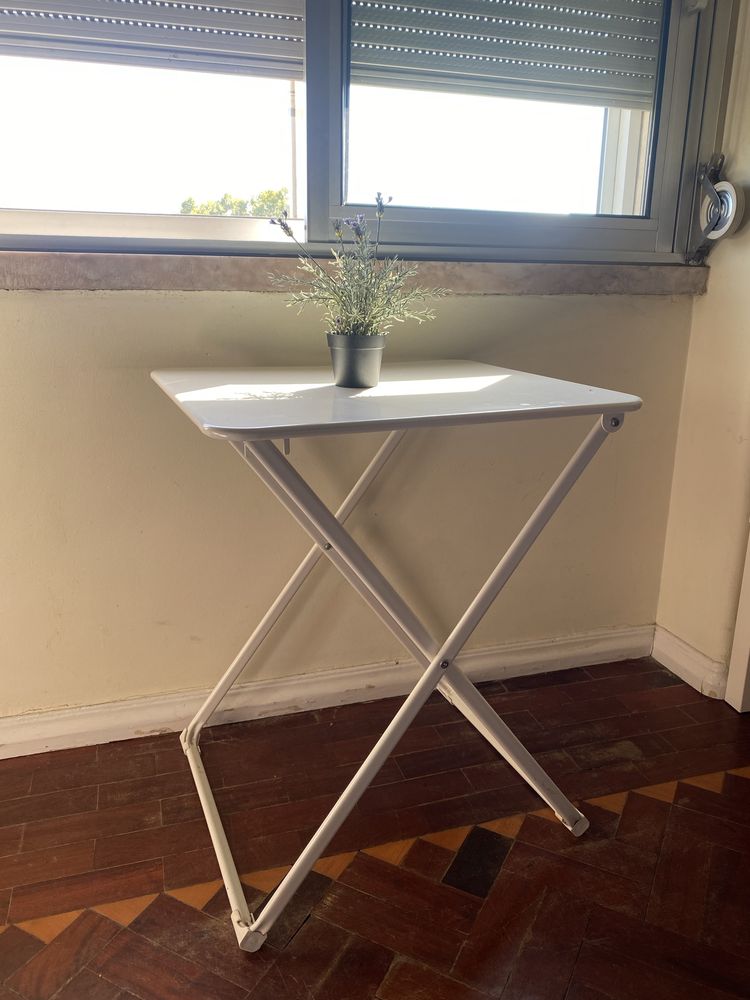 Mesa de jardim com cadeiras