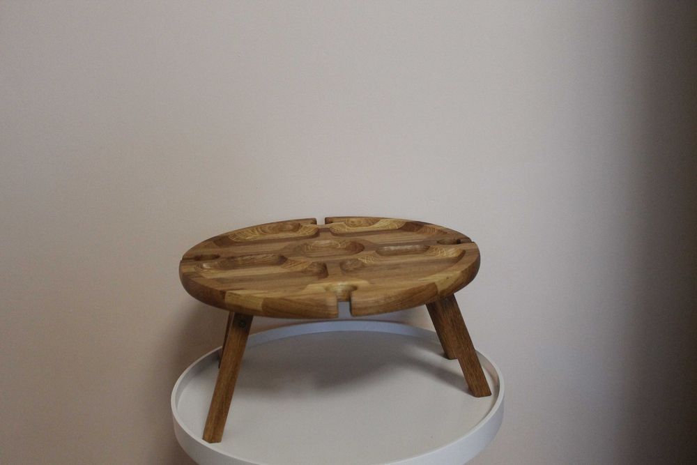 Практичний круглий дубовий столик. Менажниця