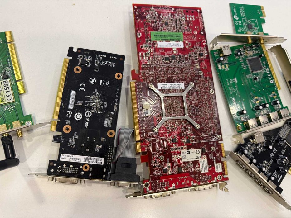 Zestaw podzespołów do komputera.