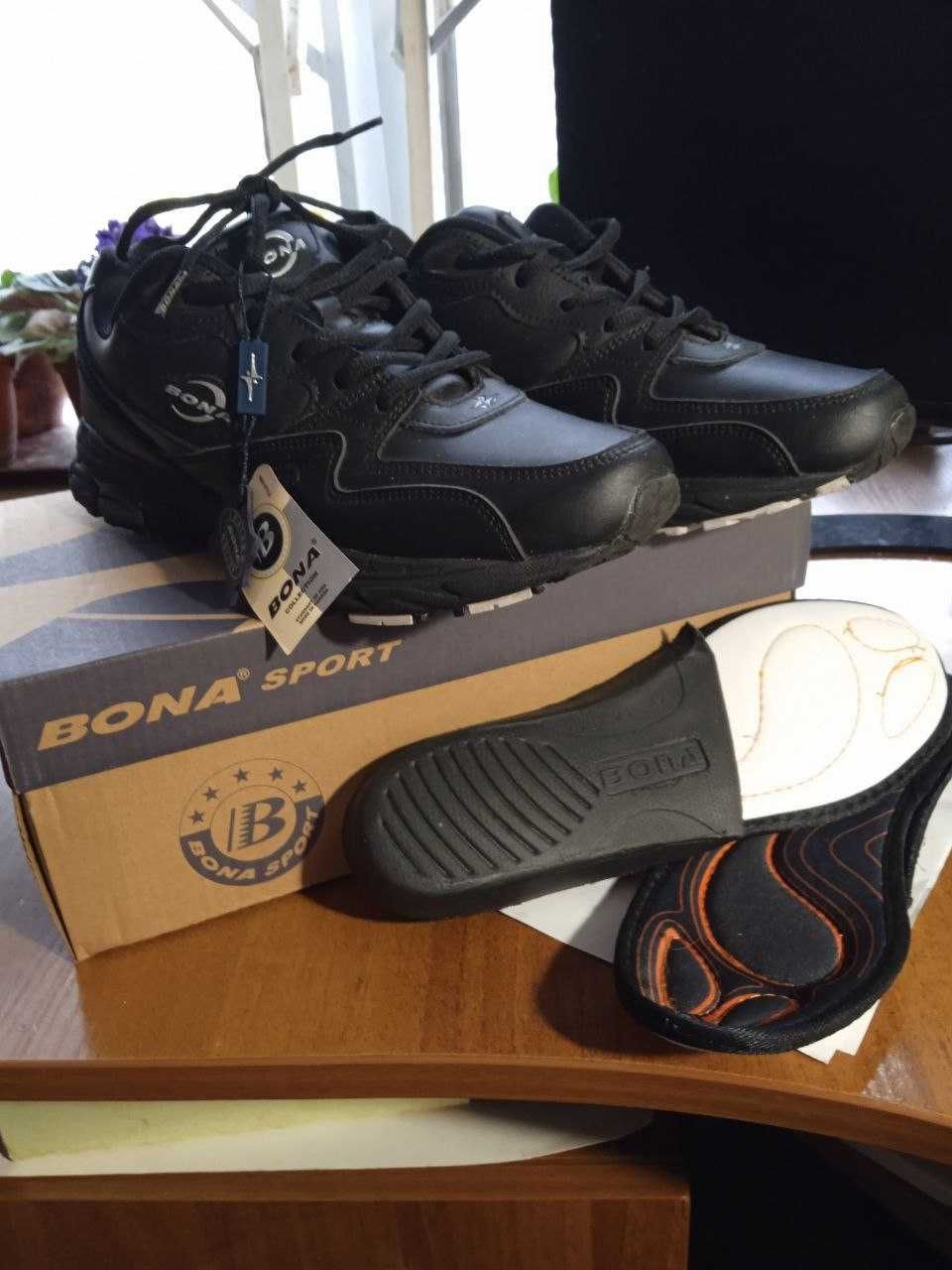 Нові  кожані кросівки 42 розміру   фірми  BONA