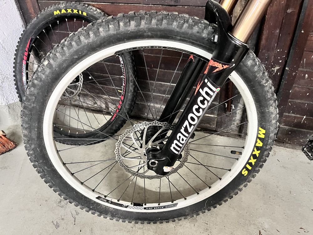 Amortyzator 200mm, koła i zębatka z dystansami do single speed
