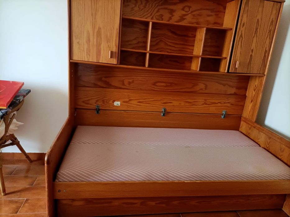 Dou sofá/cama com prateleiras