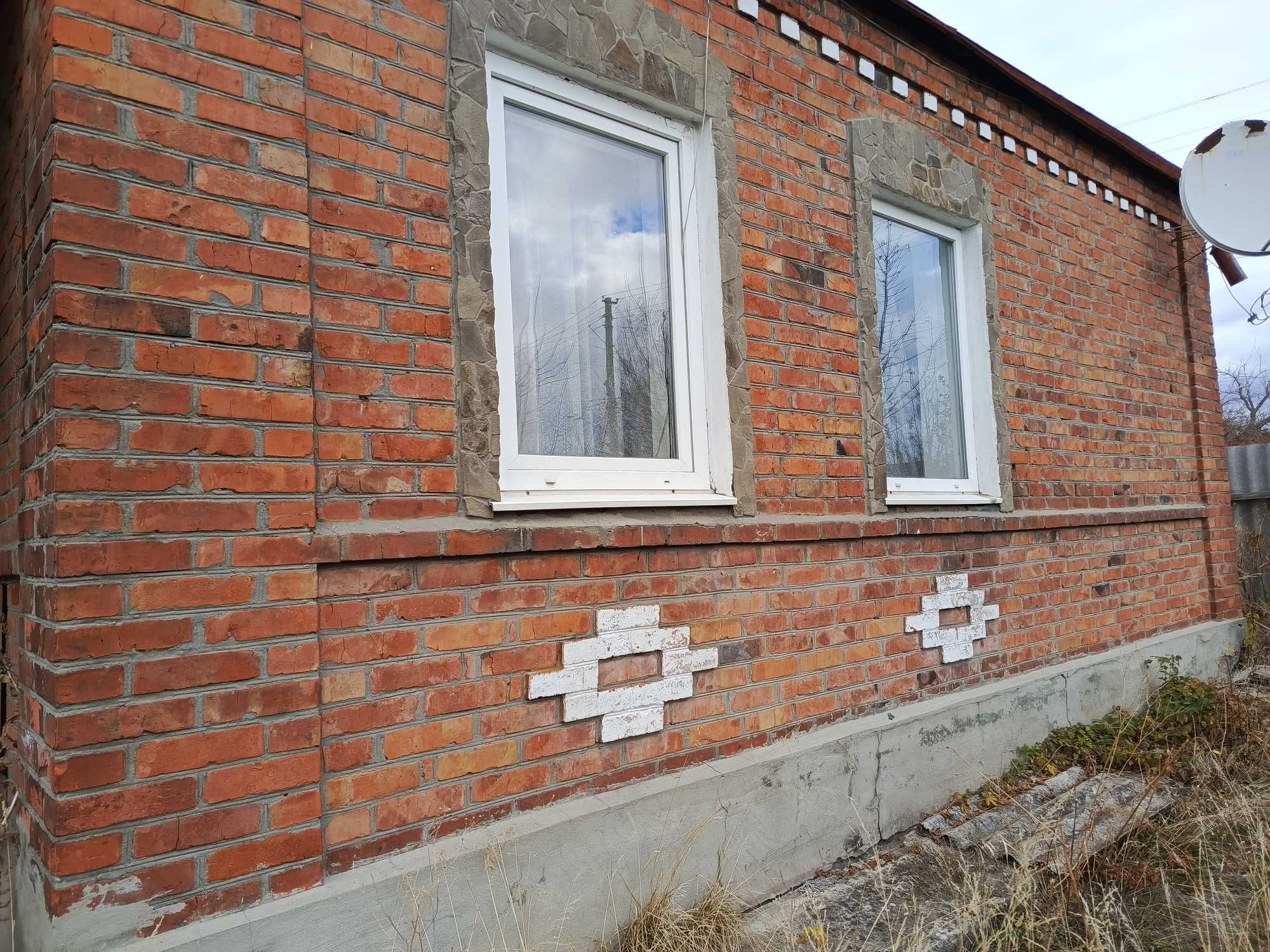 Продаю добротный кирпичный дом гМерефа возле соснового бора 26 соток.