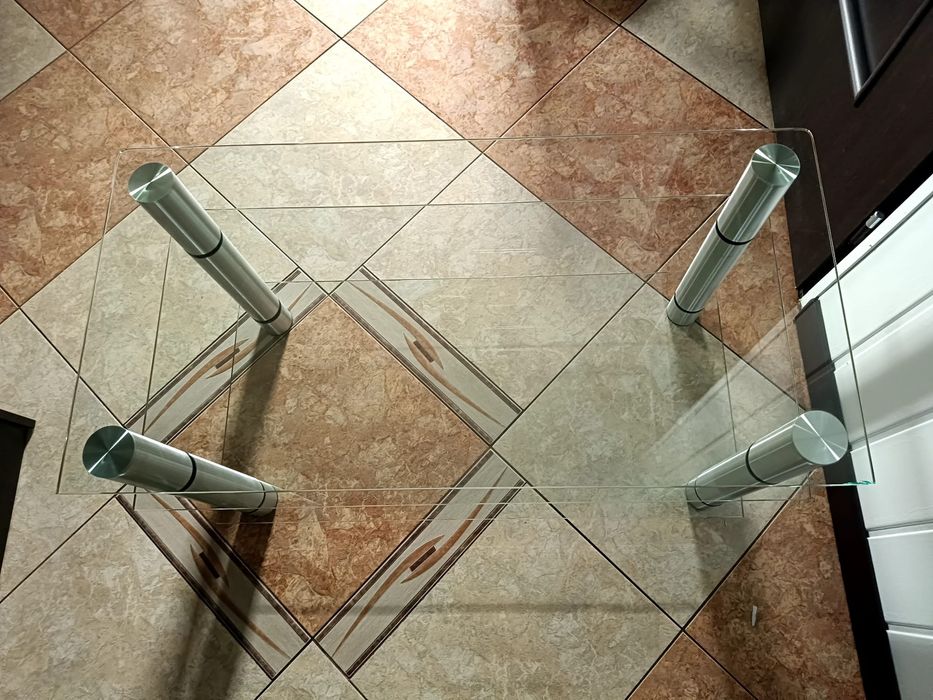 Stoliki RTV szklane: w kolorze czarnym i kolorze jasmym