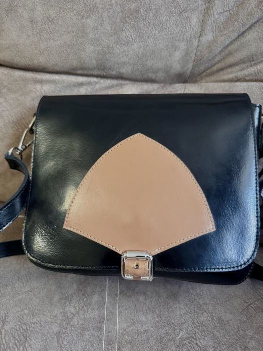 Шкіряна жіноча сумка з лаковим покриттям