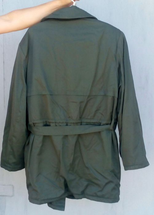 Зимняя куртка тёмнозелённая утеплённая подкладка на ватине с ремнём