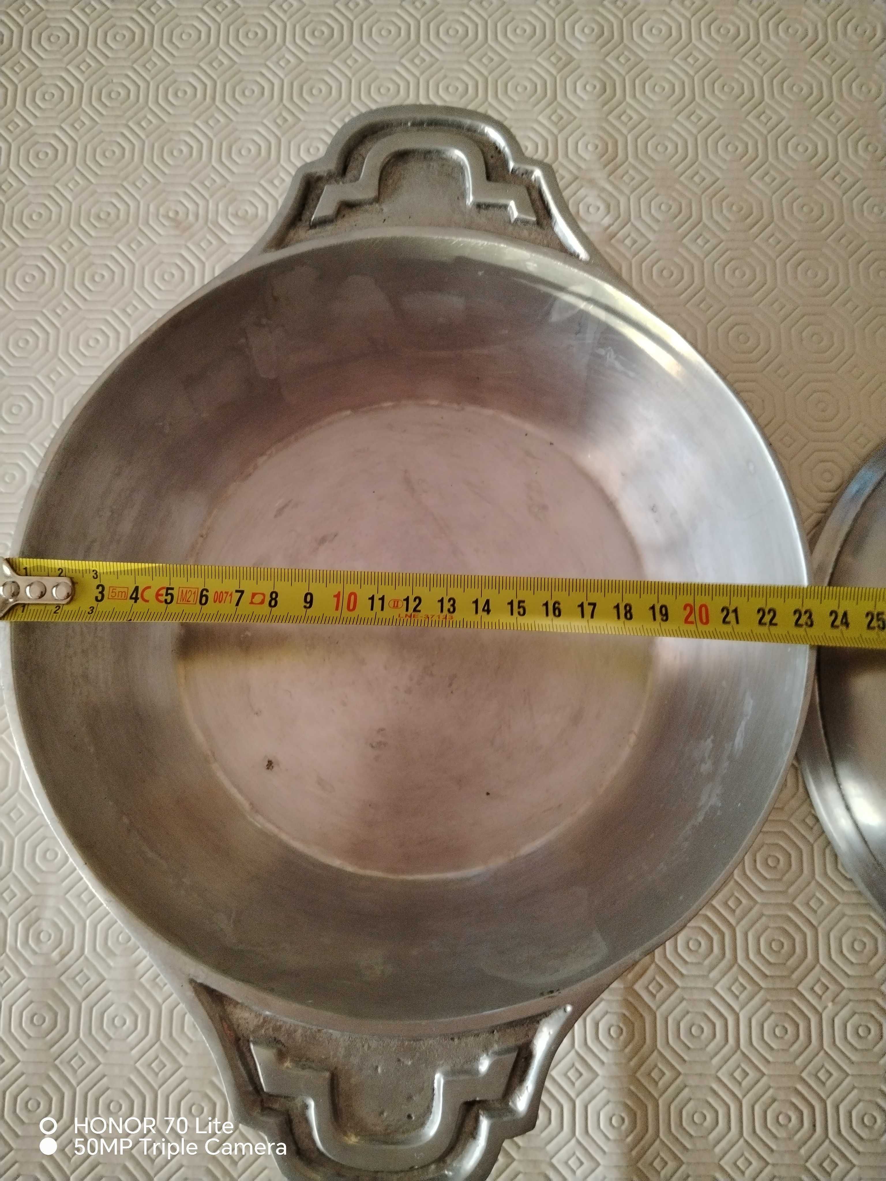 Peça em estanho com 23 cm de diâmetro