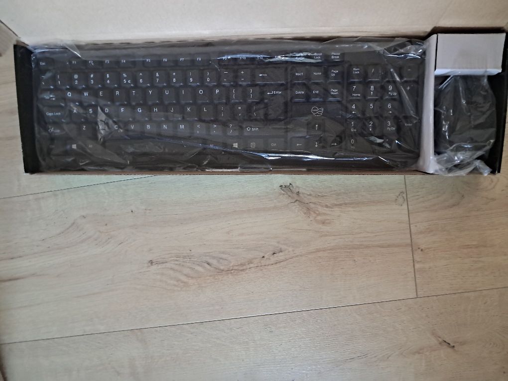 Klawiatura nowa z myszką :)