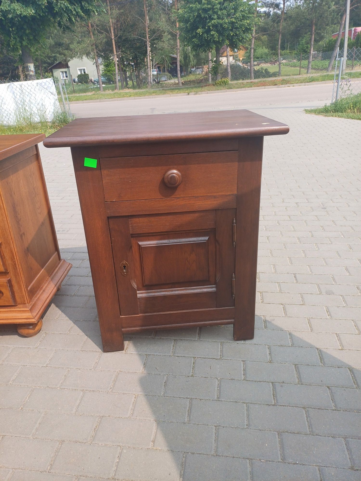 Zgrabna komodka ciemna