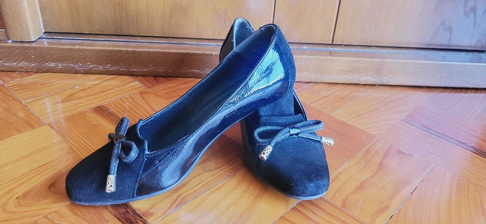 Sapatos pretos em Verniz e Camurça - Tam 37