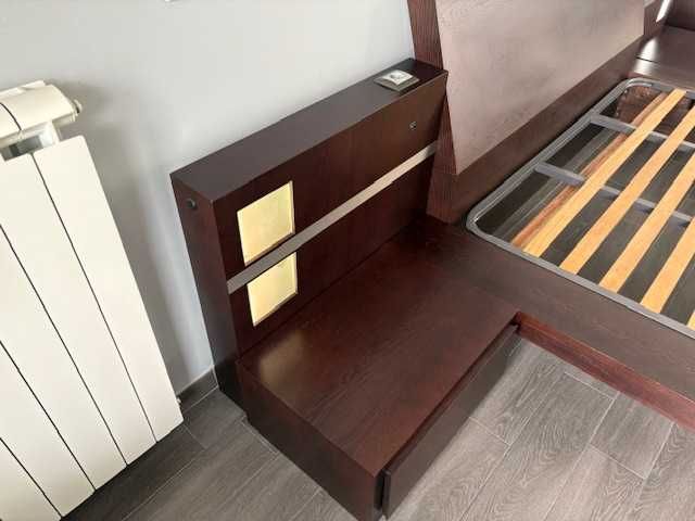 quarto completo com mesinhas de cabeceira e cómoda
