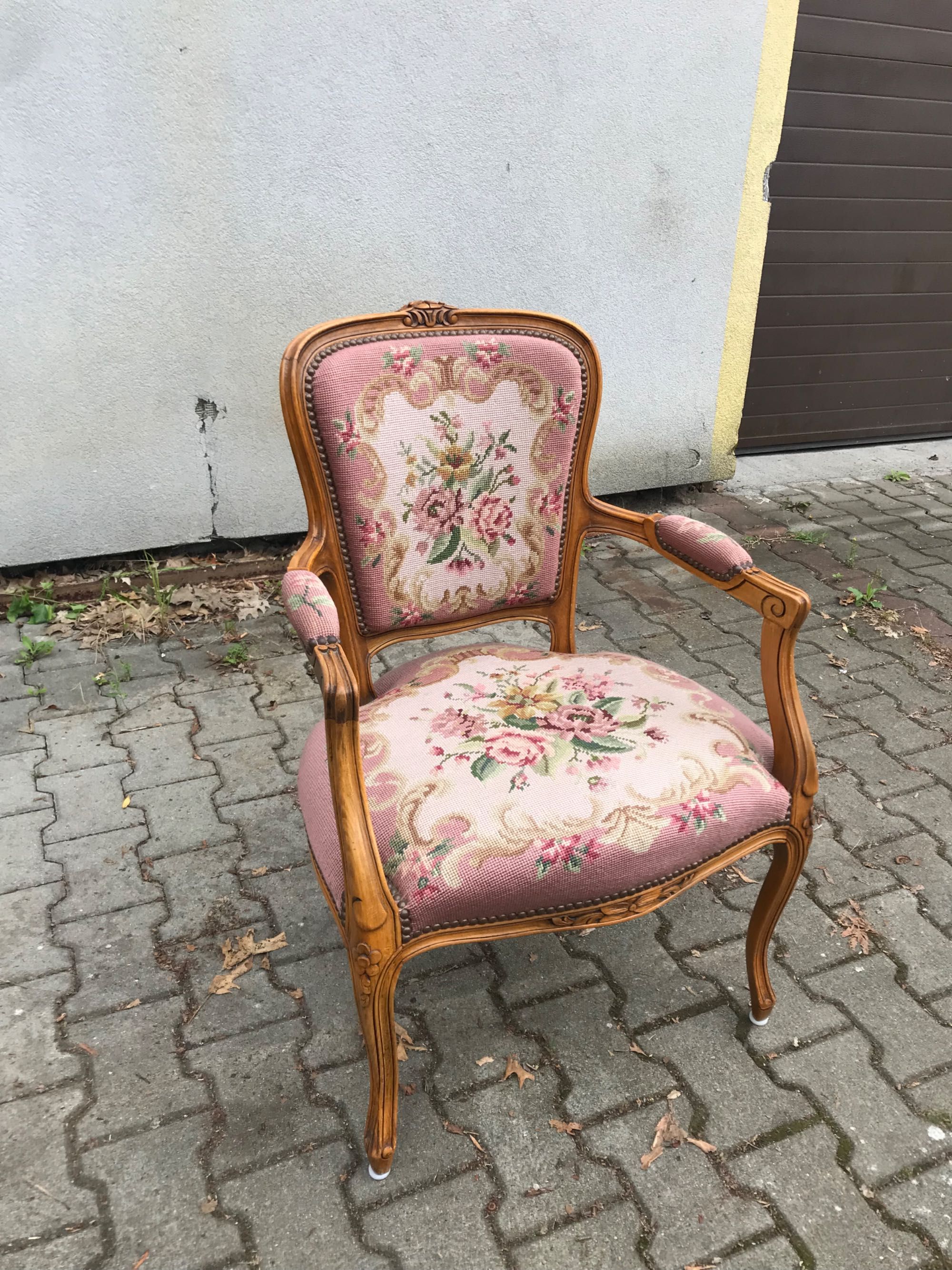 Stylowe krzesło w stylu ludwika