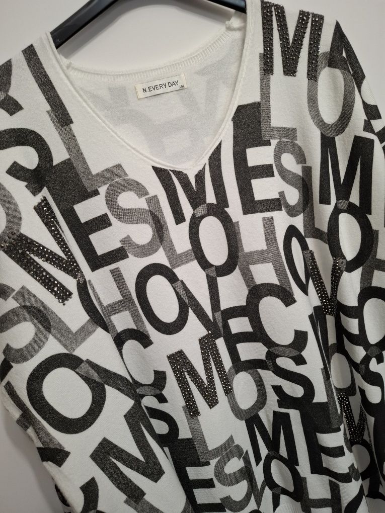 Asymetryczny sweter w litery w serek oversize M/L 38/40