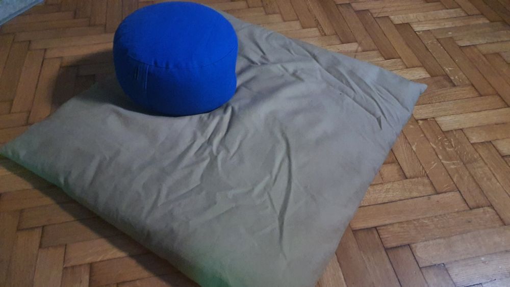 Zestaw Poduszek Medytacyjnych z Matami – Doskonały Stan