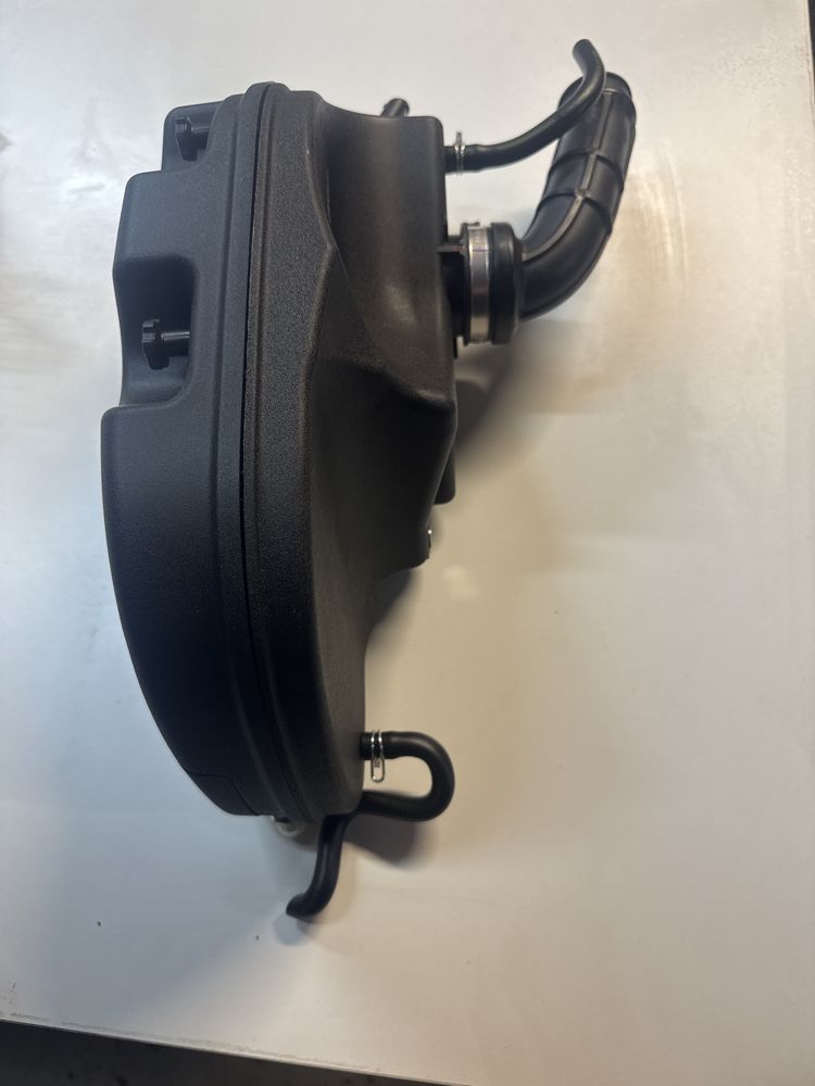 Obudowa  osłona filtra powietrza piaggio vespa gts 300 z gumami F 13