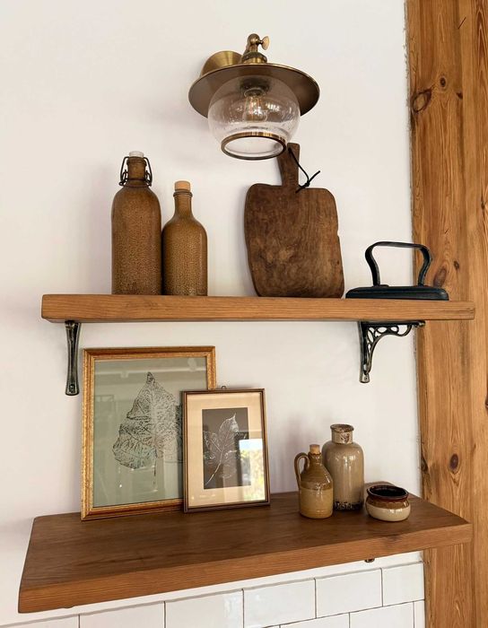 Ręcznie formowana deska do korjenia, o niepowtarzalnym rysunku słojów.