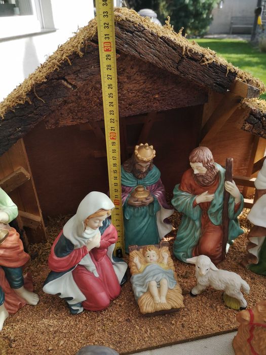 Stara drewniana szopka z wyjątkowymi porcelanowymi figurkami-unikat.