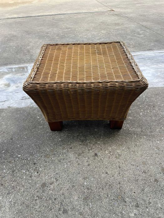 Banco / Mesa de Apoio em Vime