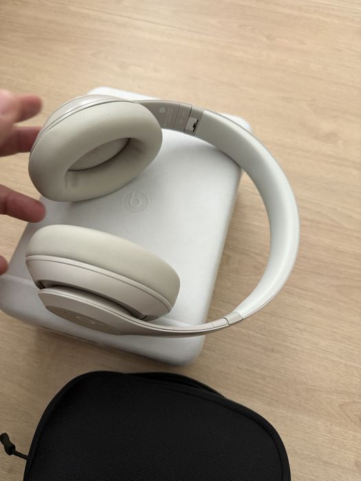 Fones Beats Studio Pro beige