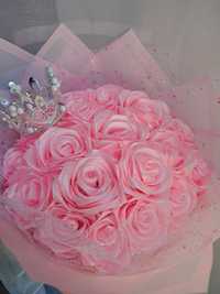 Różowy bukiet z koroną na prezent