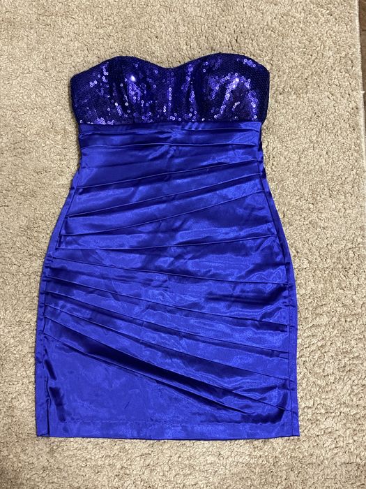 Продам платья на худенькую девочку либо подростка