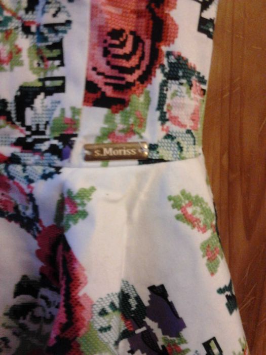 Sukienka w kwiaty s. Moriss r 36, kolor jasna z motywami kwiatowymi.