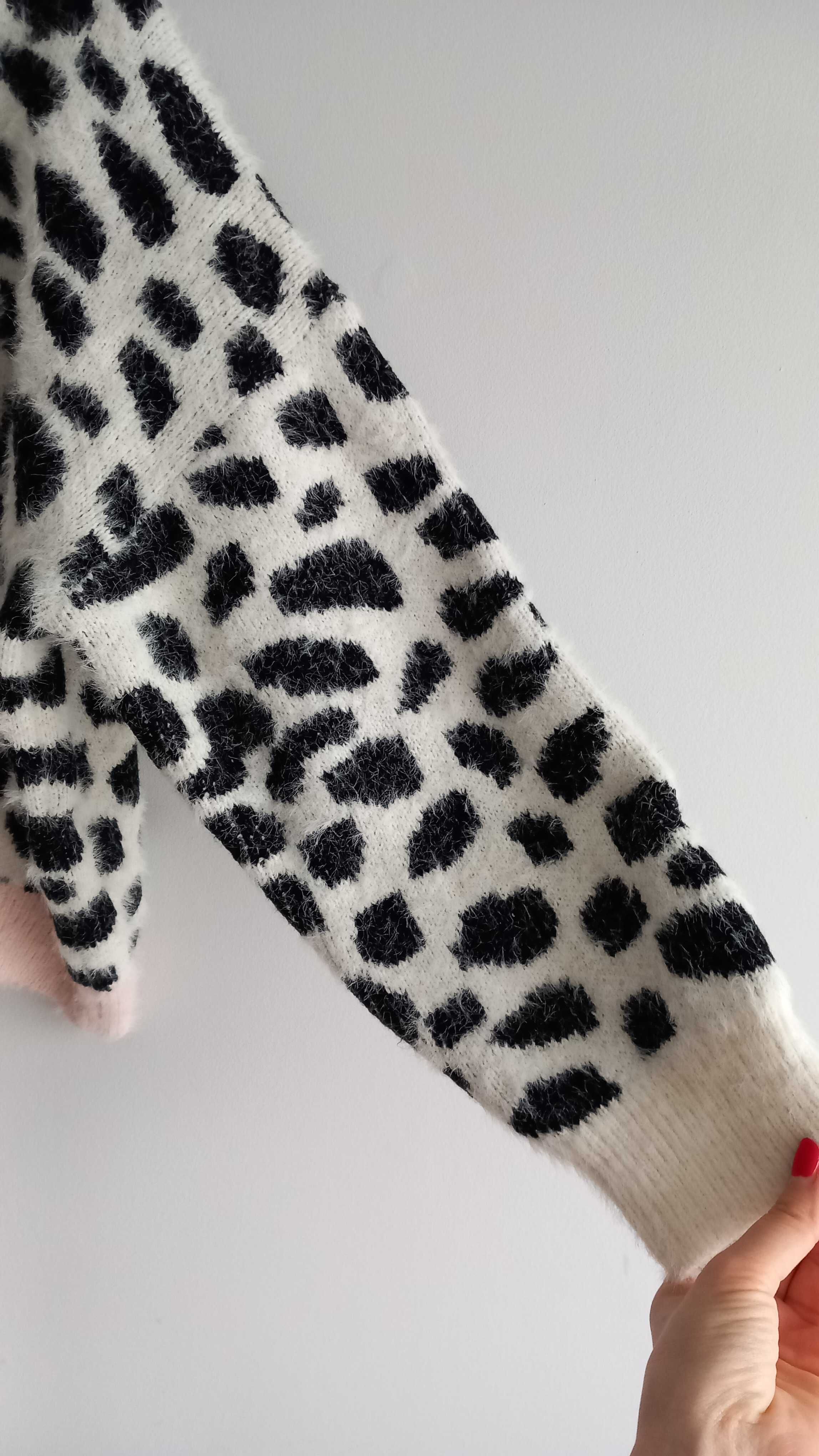 Sweter w zwierzęce wzory z szerokimi rękawami z dodatkiem wełny