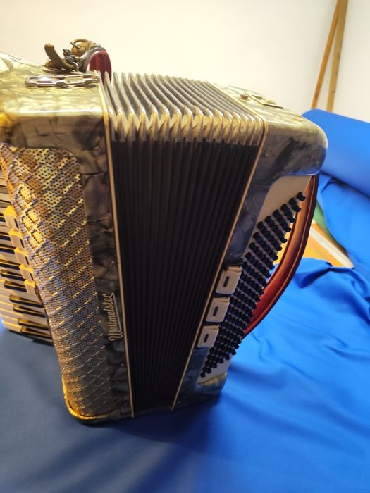 Akordeon WELTMEISTER 120 basy