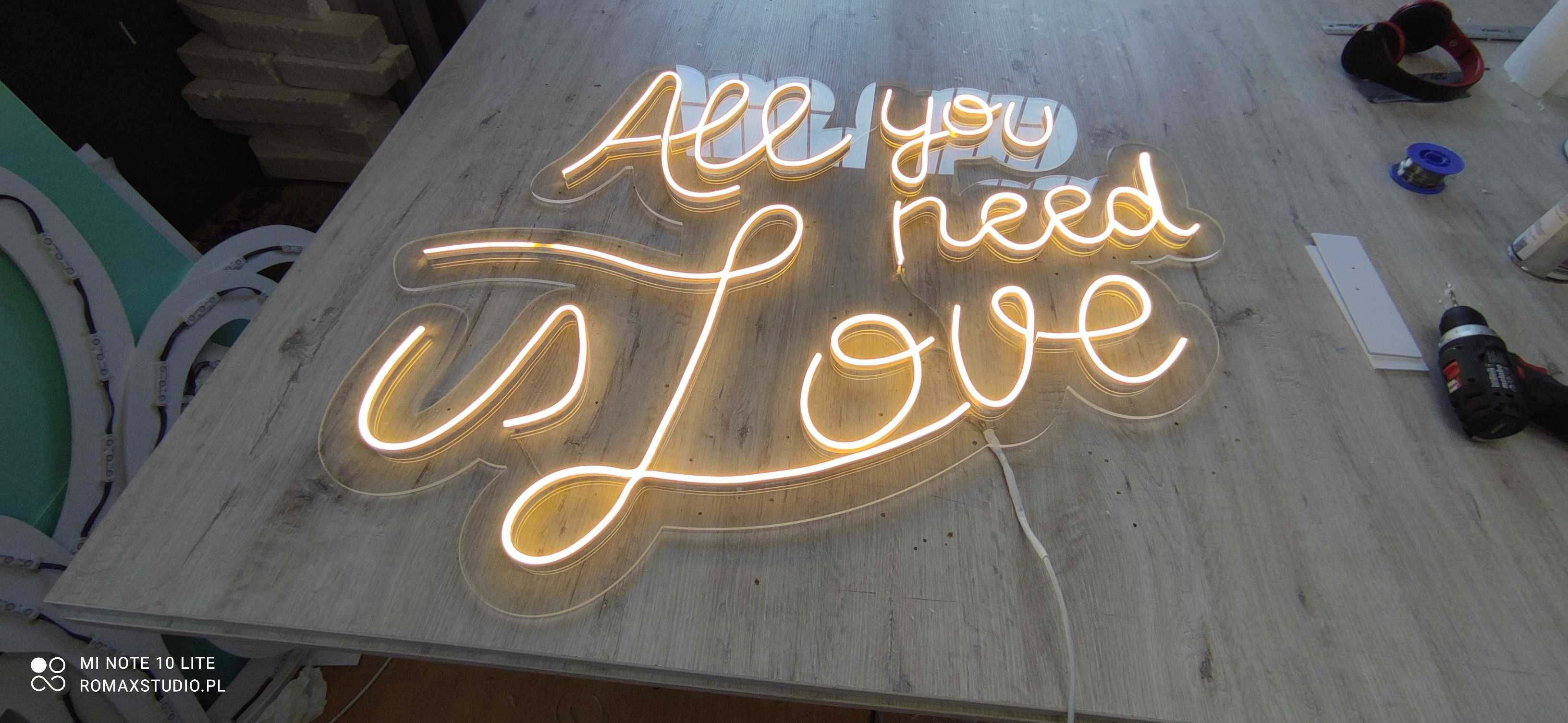 Neon, ledon, All you need Is Love