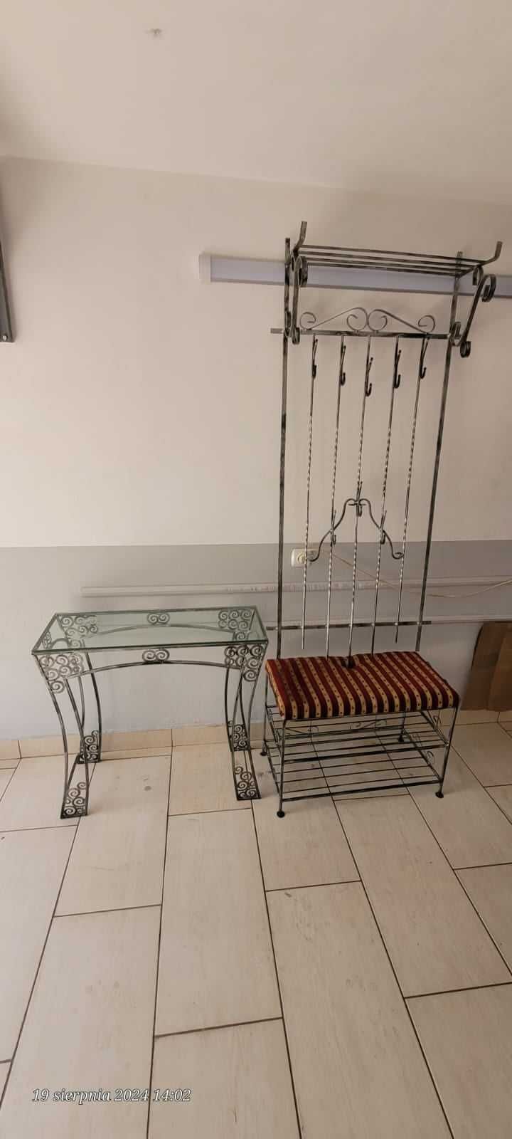 Komplet mebli z metalu - stolik, lustro, półka na buty, wieszak.