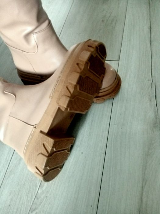 Продам новенькі світлого кольору осінній ботінки 36 розміру