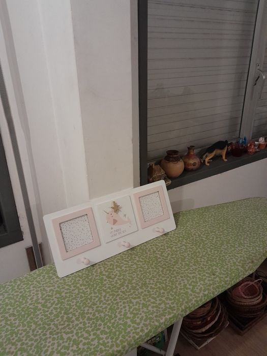 Vendo Moldura e Cabide KASA muito bonita como nova