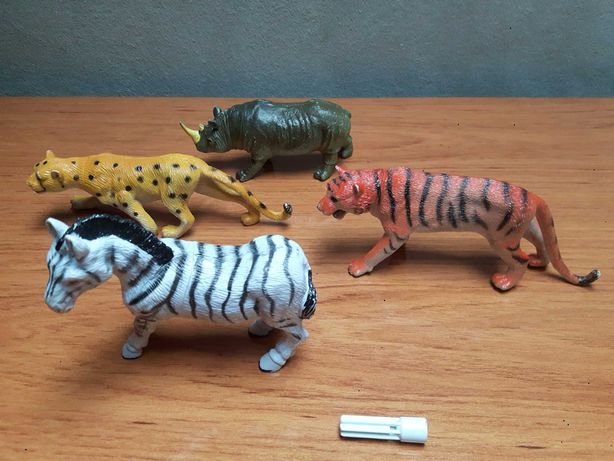 Brinquedos / Figuras - 4 animais (zebra, tigre, chita e rinoceronte)