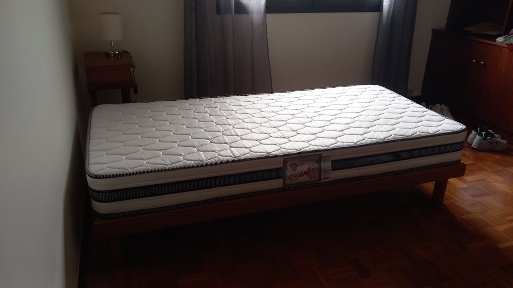 Cama Estrado de Madeira com Colchão