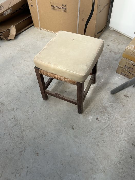 Bancos pequenos de palhinha com almofadas