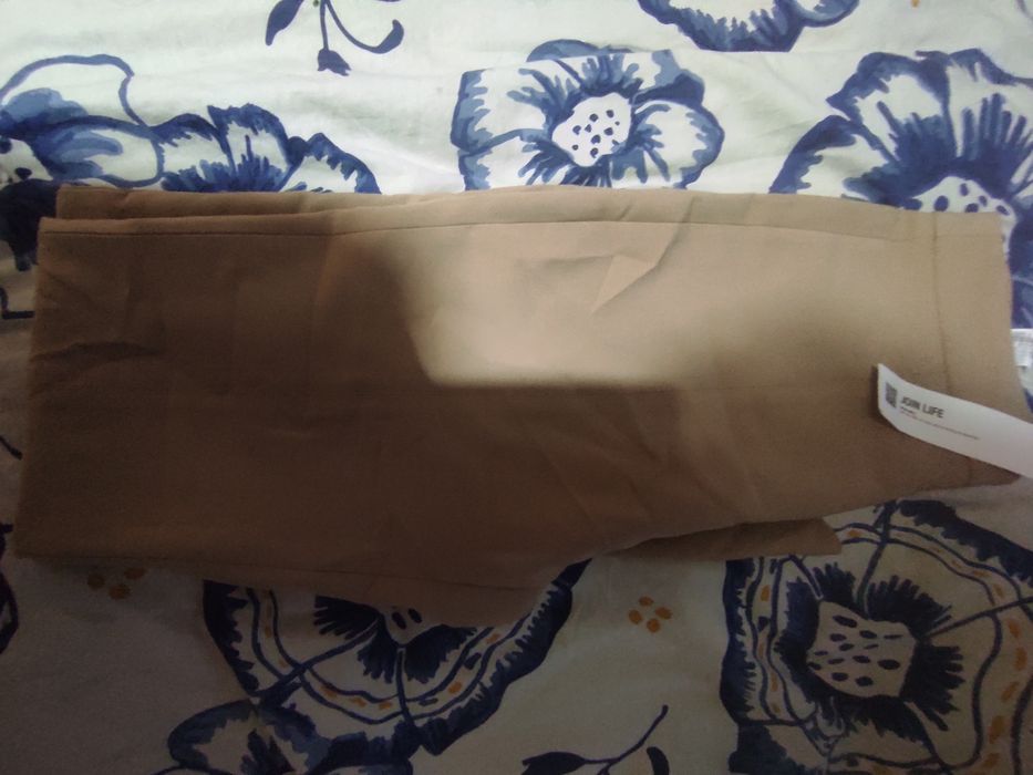 Calça com rachas nas pernas