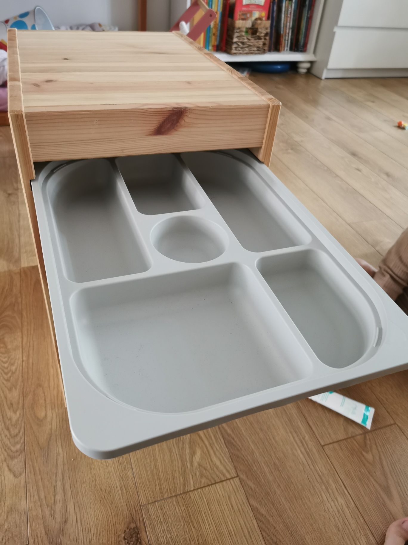 Ikea trofast regał z pojemnikami + szafka wisząca
