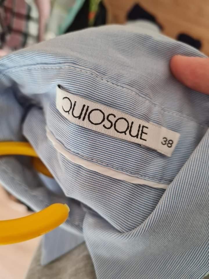 Niebieska koszula marki Quiosque